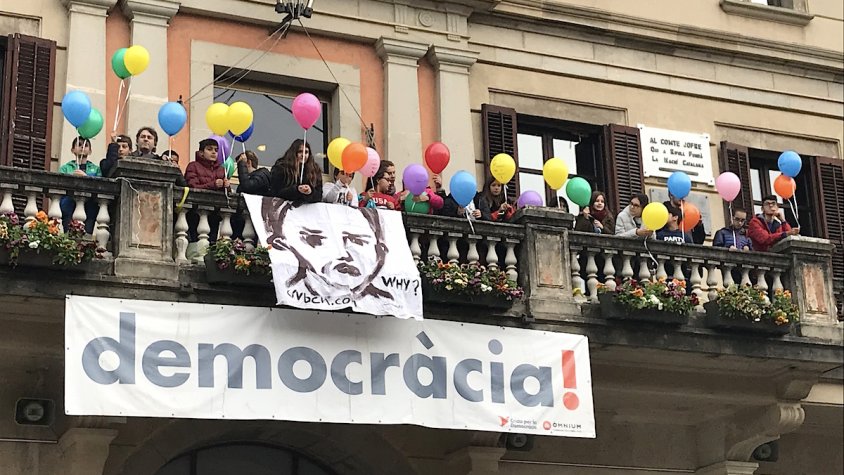 Enlairada de globus amb desitjos relacionats amb els drets de la infància a Ripoll