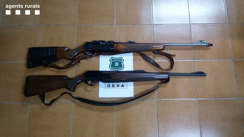 Les armes confiscades a les dues persones denunciades pels Agents Rurals