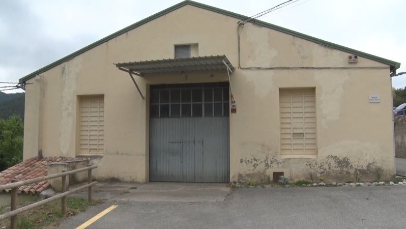 L'ajuntament gombrenès vol obtenir recursos propis amb el lloguer de la nau industrial