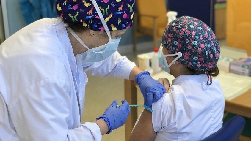 Una de les professionals de l'hospital essent vacunada