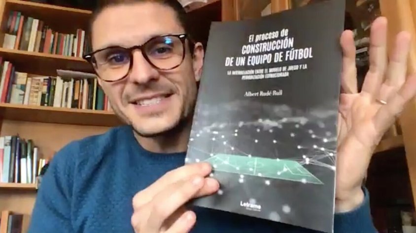 El tècnic ripollès Albert Rudé amb el seu llibre