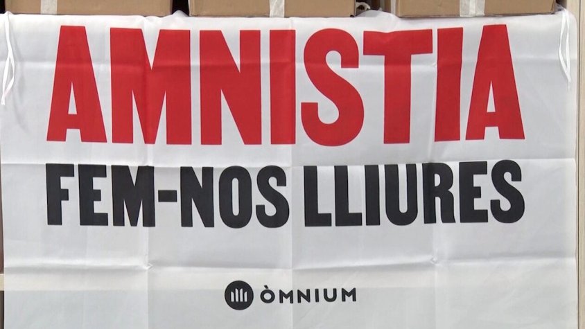 Una pancarta d'Òmnium Cultural
