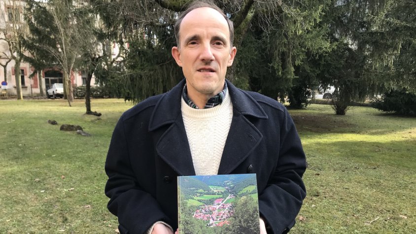 Agustí Dalmau amb el llibre sobre Sant Pau de Segúries