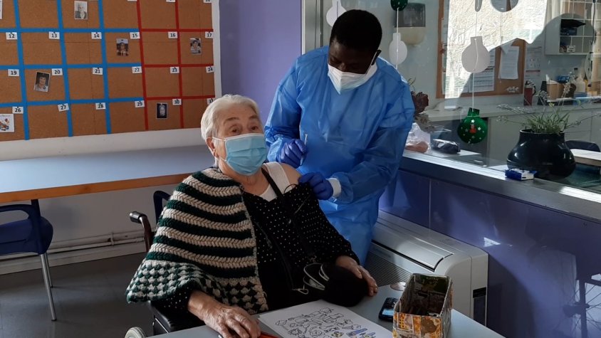 La vacunació seguirà durant els pròxims dies a la resta de centres geriàtrics del Ripollès