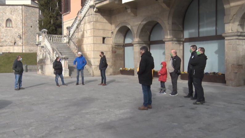 Clubs, entitats i consistori es van trobar a la plaça de l'Ajuntament de Ripoll