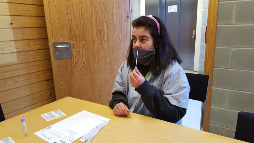 Tots els treballadors del centre han passat a una sala a fer-se les automostres PCR aquest dilluns