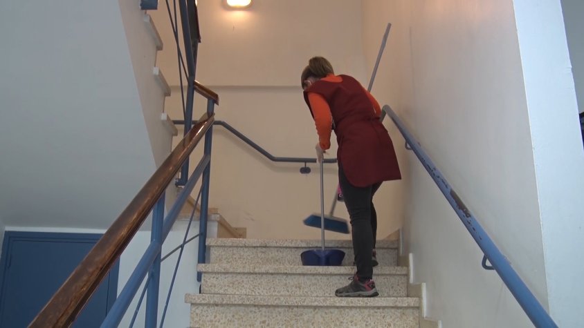 La Cristina és una de les treballadores del servei de neteja d'InserMAP