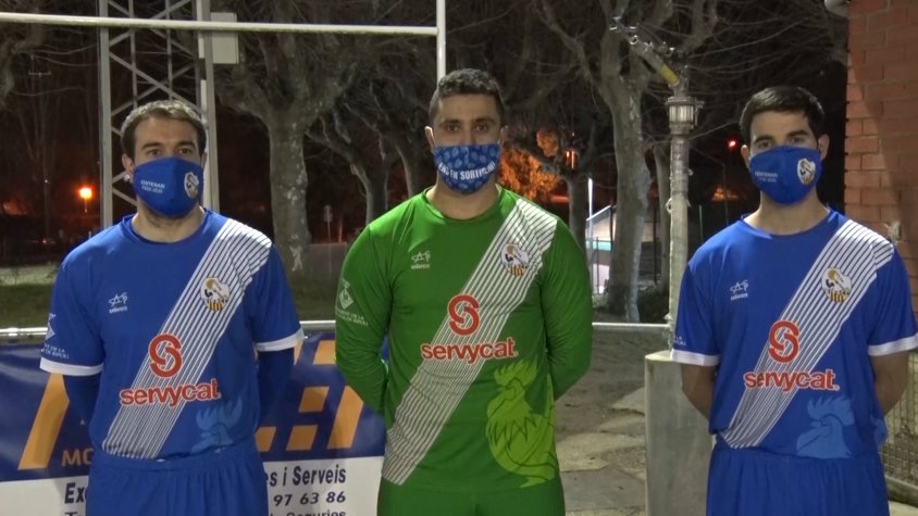 Tres membres del primer equip vestint la nova samarreta