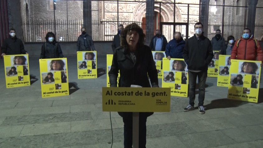 Teresa Jordà acompanyada del número 11 a la llista, Andreu Llimós, i altres membres