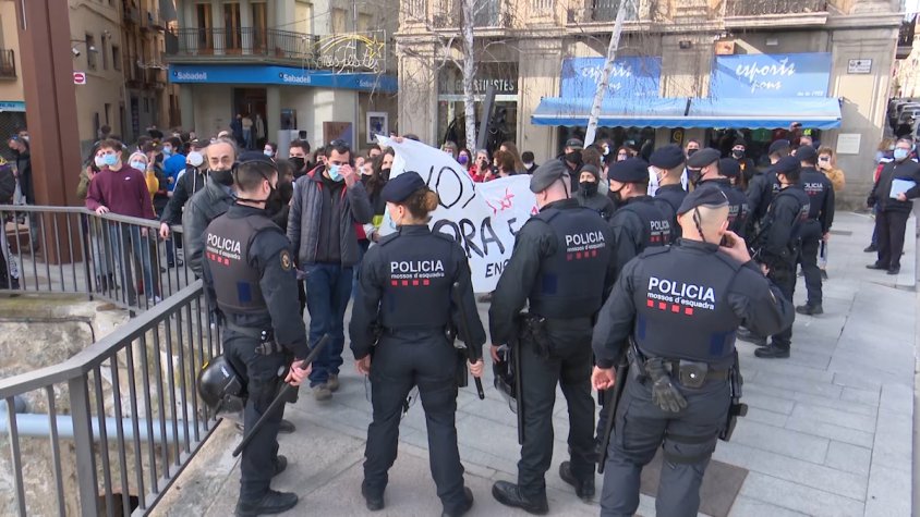 Els Mossos d'Esquadra han hagut d'impedir que els manifestants es trobessin amb els membres del partit polític