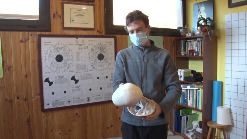 L'Ivan explicant la troballa gràficament amb la reproducció d’un crani que té a la seva consulta d’osteopatia