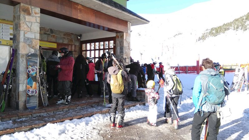 Els primers esquiadors de la temporada a Vallter 2000