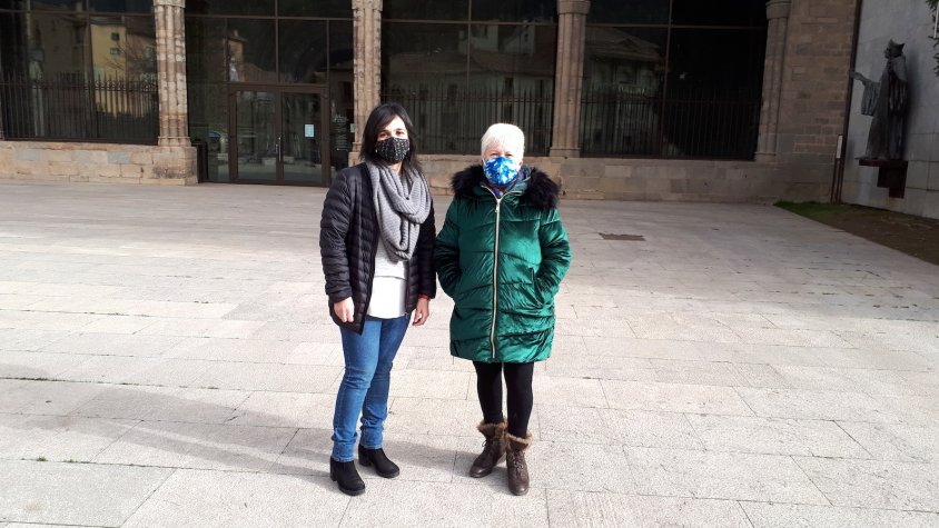 La regidora Síliva Orriols, acompanya d'una membre d'Aliança Catalana
