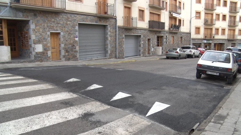 Una de les bandes reductores col·locades al municipi