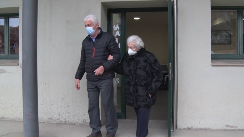 Agnès Santanach ja pot sortir a passejar amb els seu fill 11 mesos després de prohibir les sortides a les residències