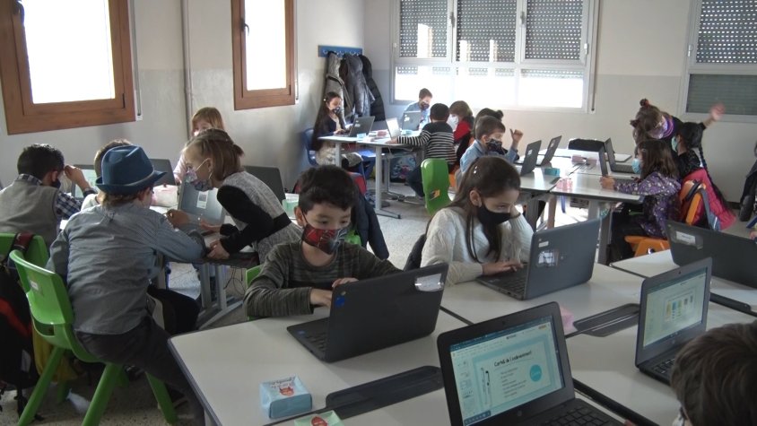Els alumnes preparen el projecte dins l'aula per presentar-lo a la ciutadania
