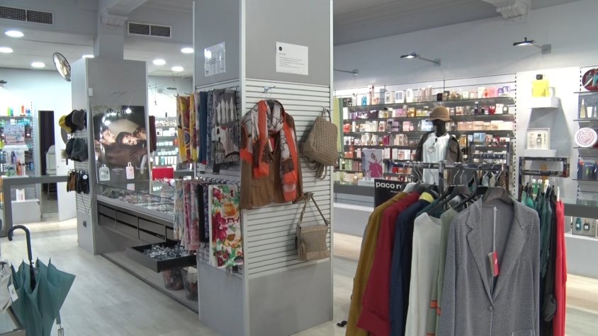 Establiments com la perfumeria Raquel Sala de Ripoll no poden obrir els dissabtes i diumenge a causa de les restriccions