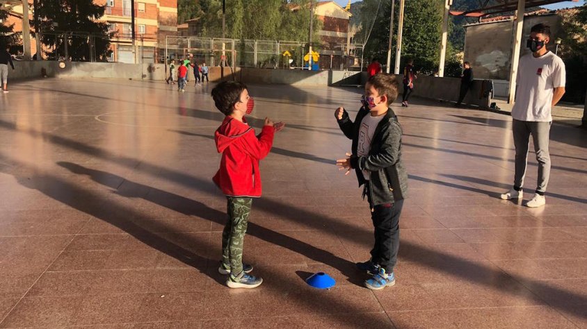 S'autoritzen les activitats extraescolars i d'esport escolar, com aquesta celebrada a principi de curs a Campdevànol