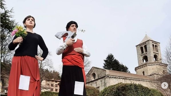 ‘Els gegants han sortit a passejar’ ha estat la millor disfressa en la categoria de família/grup bombolla