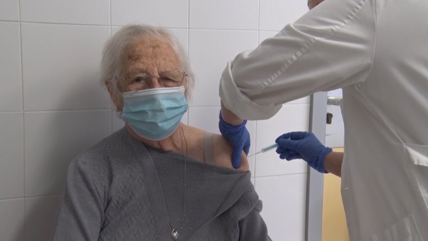La Maria va ser una de les primeres persones en rebre la dosi al CAP de Ripoll