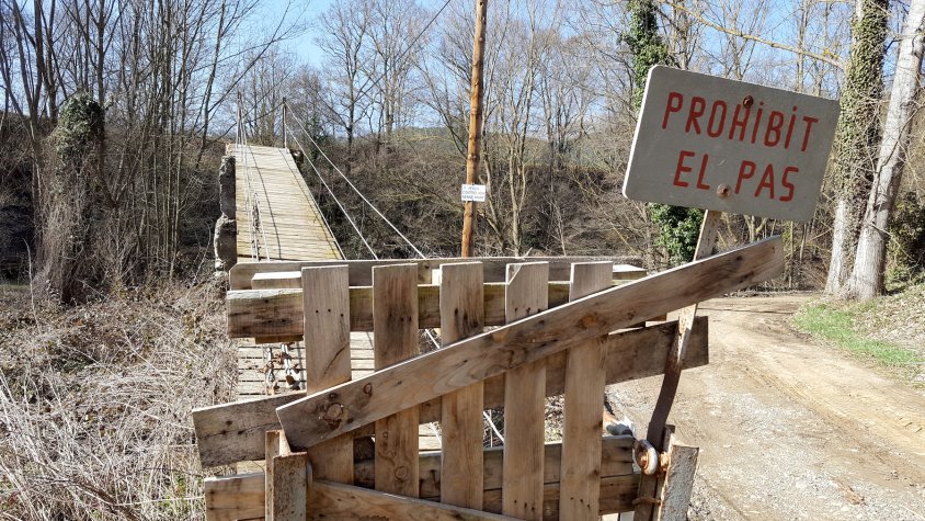 Actualment no està permès circular pel pont penjant