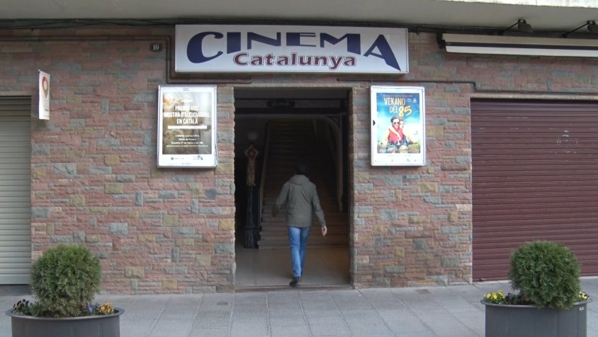 Una persona entrant a dins del Cinema Catalunya de Ribes de Freser aquest dissabte