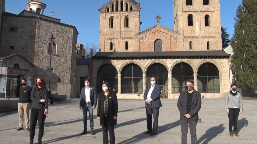 Fotografia dels set diputats gironins que han entrat en el Parlament i que van visitar Ripoll el divendres