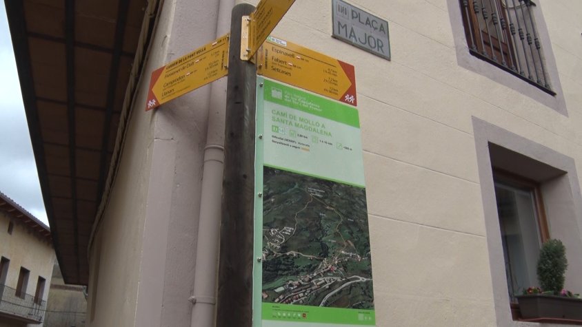 Mostra de la nova senyalització al centre de la vila, punt de sortida del recorregut