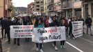 Una cinquantena d'alumnes de l'INS Abat Oliba es manifesten per l'educació pública