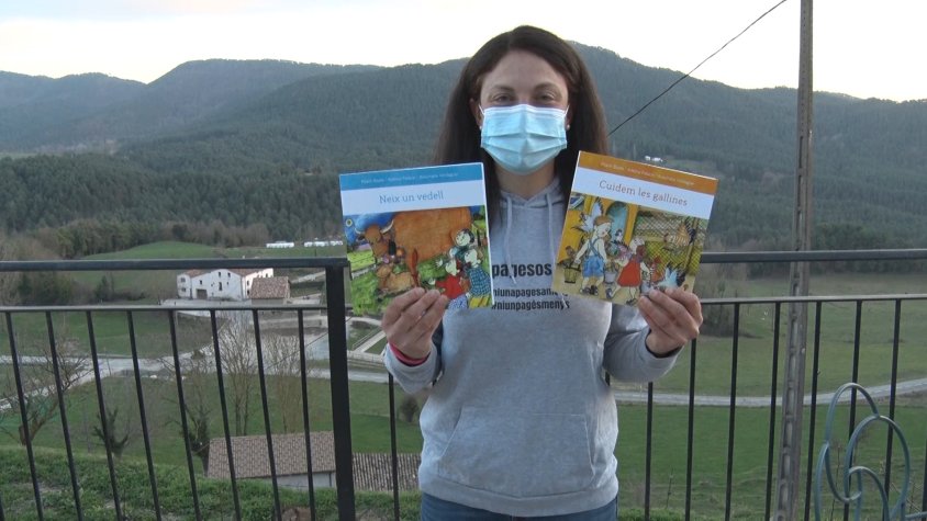 Imma Puigcorbé amb els dos contes en què ha col·laborat