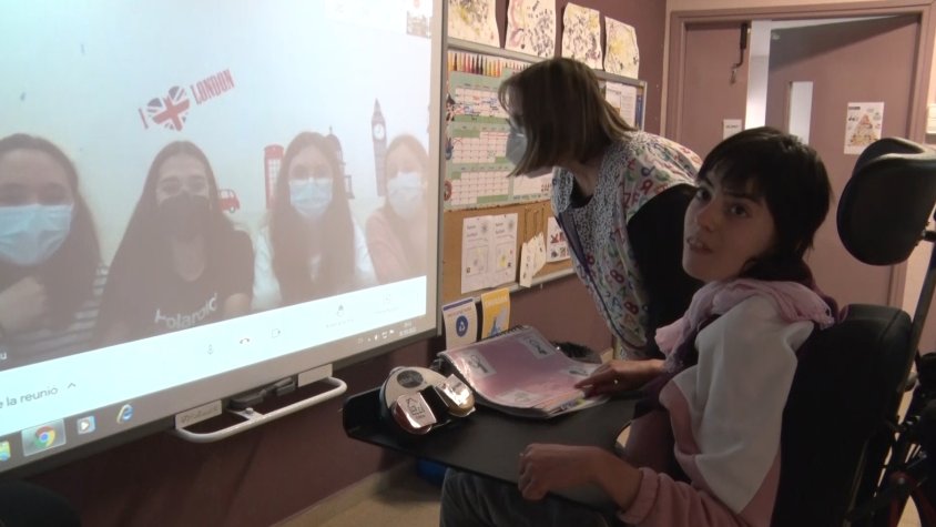 Alba Bueno es connecta amb alumnes de l'escola Vedruna un cop de setmana a través d'Internet