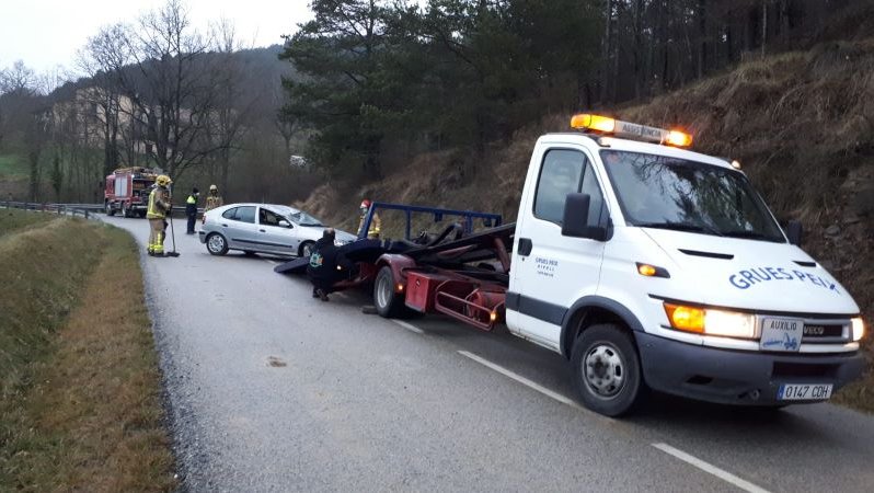 La grua preparada per retirar de la via el vehicle que havia bolcat