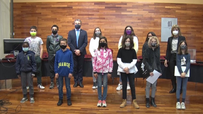 Els 11 membres del nou consistori acompanyats dels representants polítics