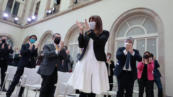Eels diputats de JxCat dempeus aplaudint Laura Borràs després de ser escollida presidenta del Parlament | ACN