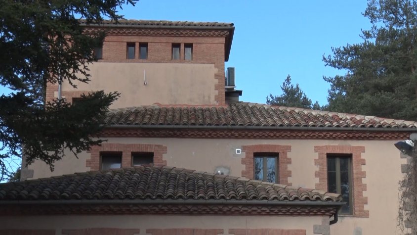 El pis s'ubica sobre les instal·lacions del consistori