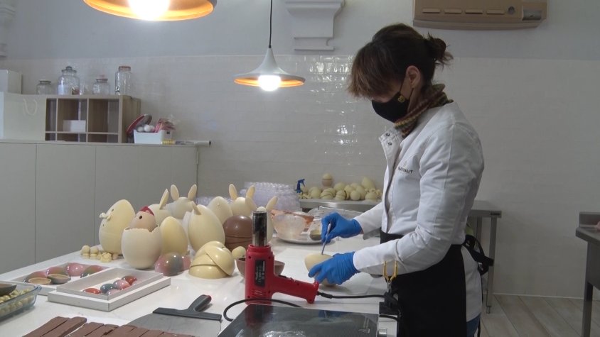 L'Olga Soler treballa a la pastisseria les comandes que ha rebut durant els darrers dies