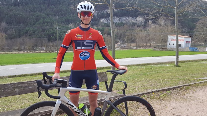 El jove Gerard Cano, davant una de les carreteres per on circula per entrenar al Ripollès