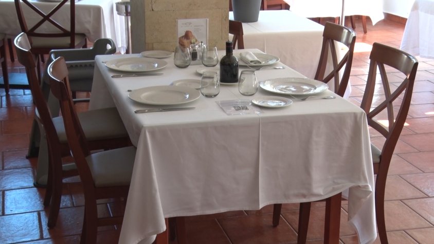 Una taula parada del restaurant El Pont 9 de Camprodon