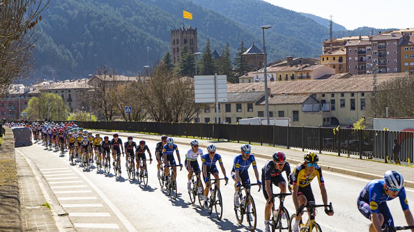 El pas del pilot de la Volta per Ripoll, aquest dimecres