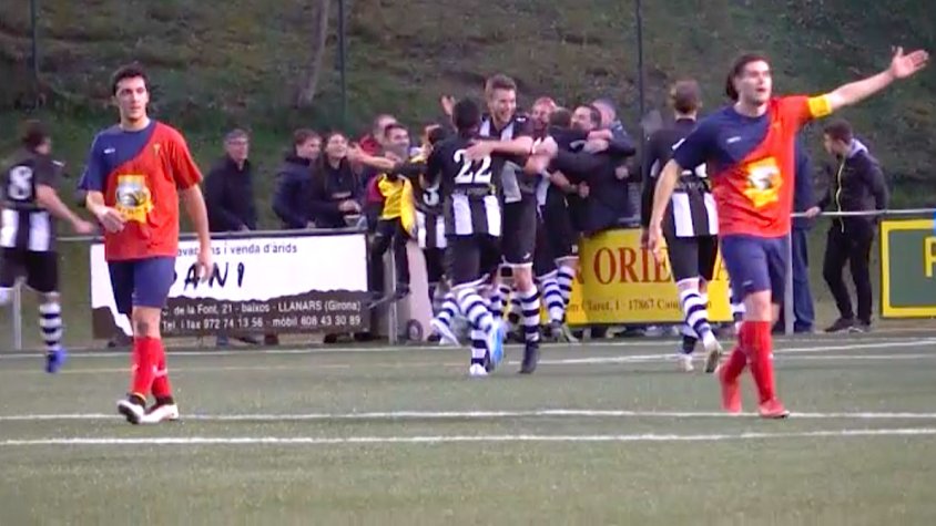 Els jugadors de l'Abadessenc celebren el tercer gol, obra de Pla