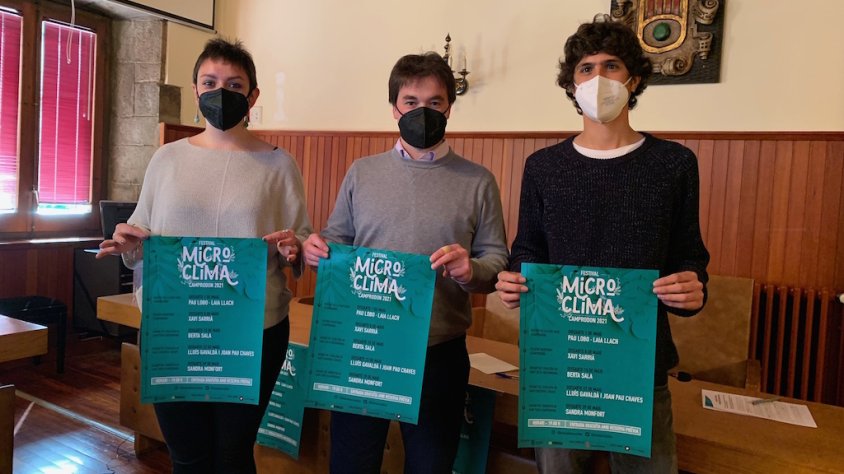 Berta Suñer, Xavi Guitart i Pau Planas, durant la presentació del Microclima a l'ajuntament de Camprodon