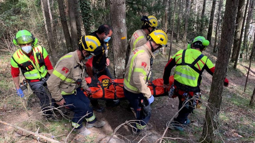 Efectius dels Bombers, amb la persona immobilitzada en el punt on s'havia accidentat