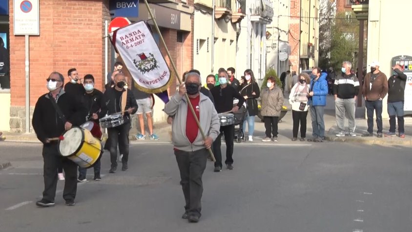 La banda dels Armats entrant a la plaça de la Mainada
