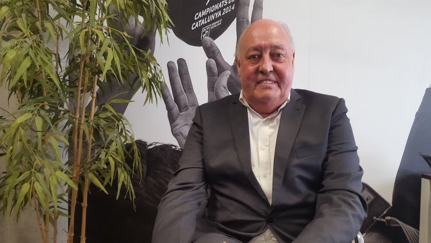 El president de la Federació Catalana de Futbol, Joan Soteras, a la seu de la FCF a Girona