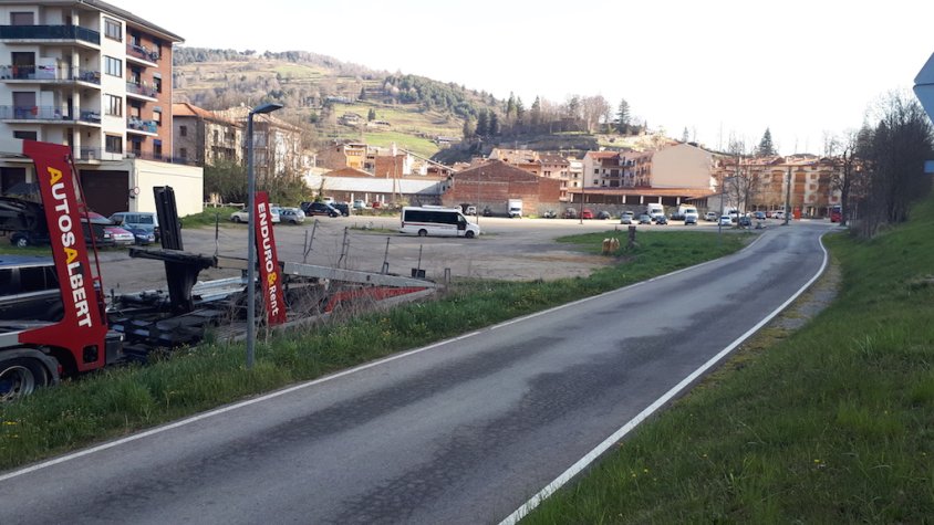 Aquest aparcament a l'entrada de Camprodon estava d'allò més ple el cap de setmana del 3 i 4 d'abril, en contrast amb el passat diumenge 11