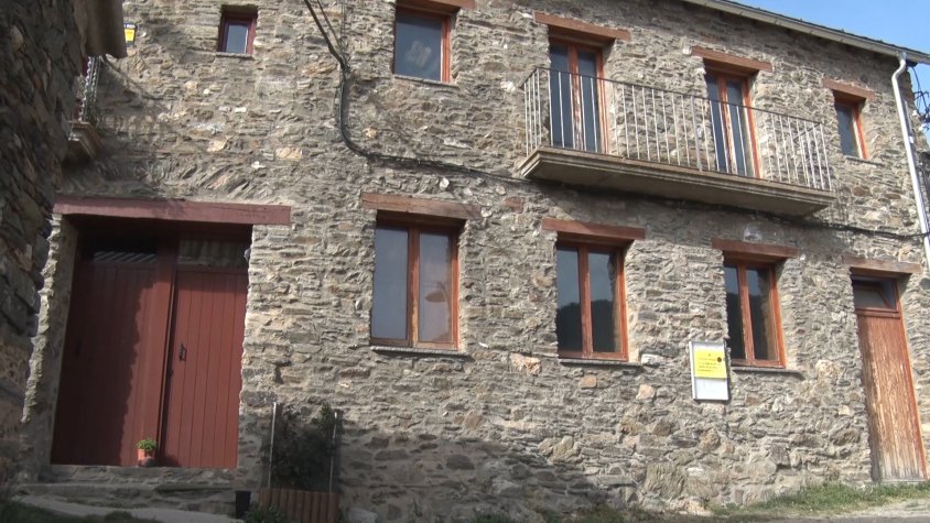 De moment s'ha actuat sobre el teulat de l'edifici