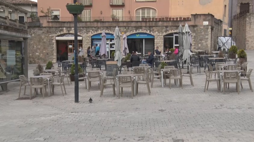 Una terrassa de Ripoll amb pocs clients en comparació el que es va copsar per setmana Santa