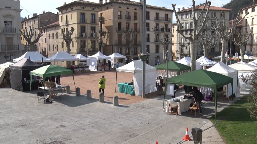 La plaça de l'Ajuntament de Ripoll ha estat l'espai escollit per acollir el Mercat de les Arts i Artesans