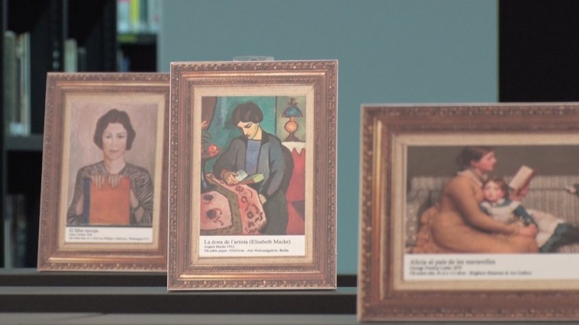 Les obres es troben exposades sobre les prestatgeries de la biblioteca