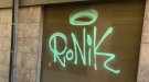 Identificats i denunciats els autors de les pintades a establiments i façanes de Ripoll